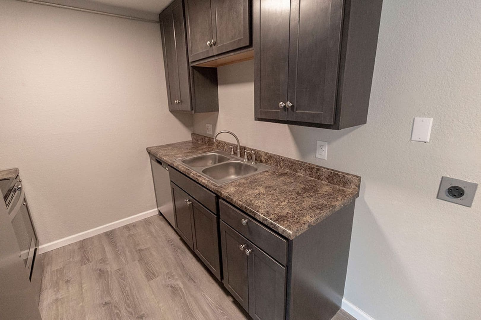 Columbia Apartment: 3408 Balboa Ln #26