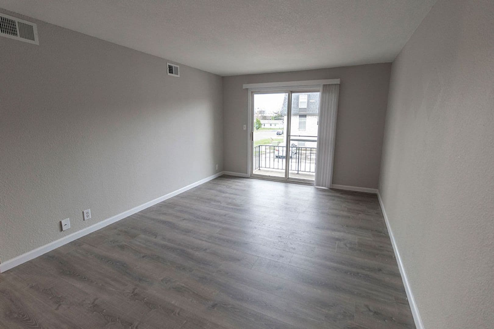 Columbia Apartment: 3408 Balboa Ln #26