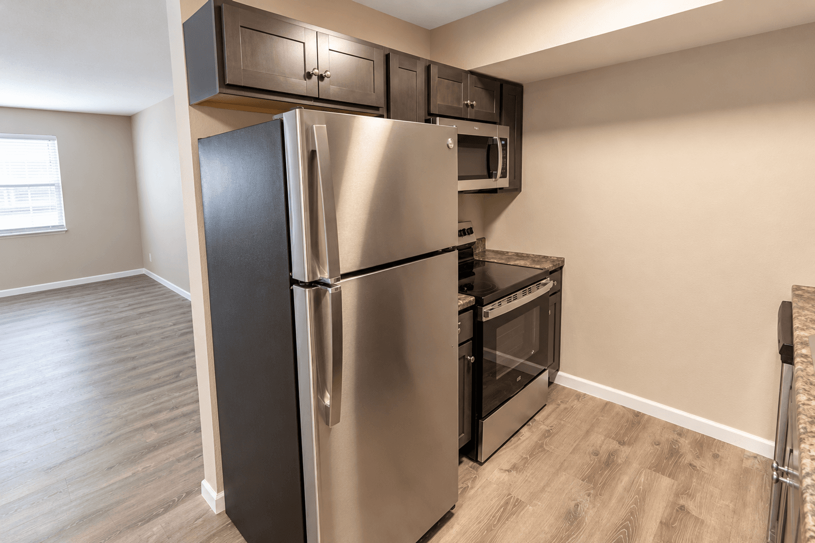 Columbia Apartment: 3408 Balboa Ln #43