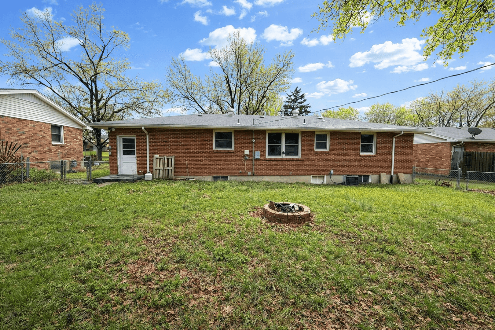 Columbia House: 211 Bourn Ave