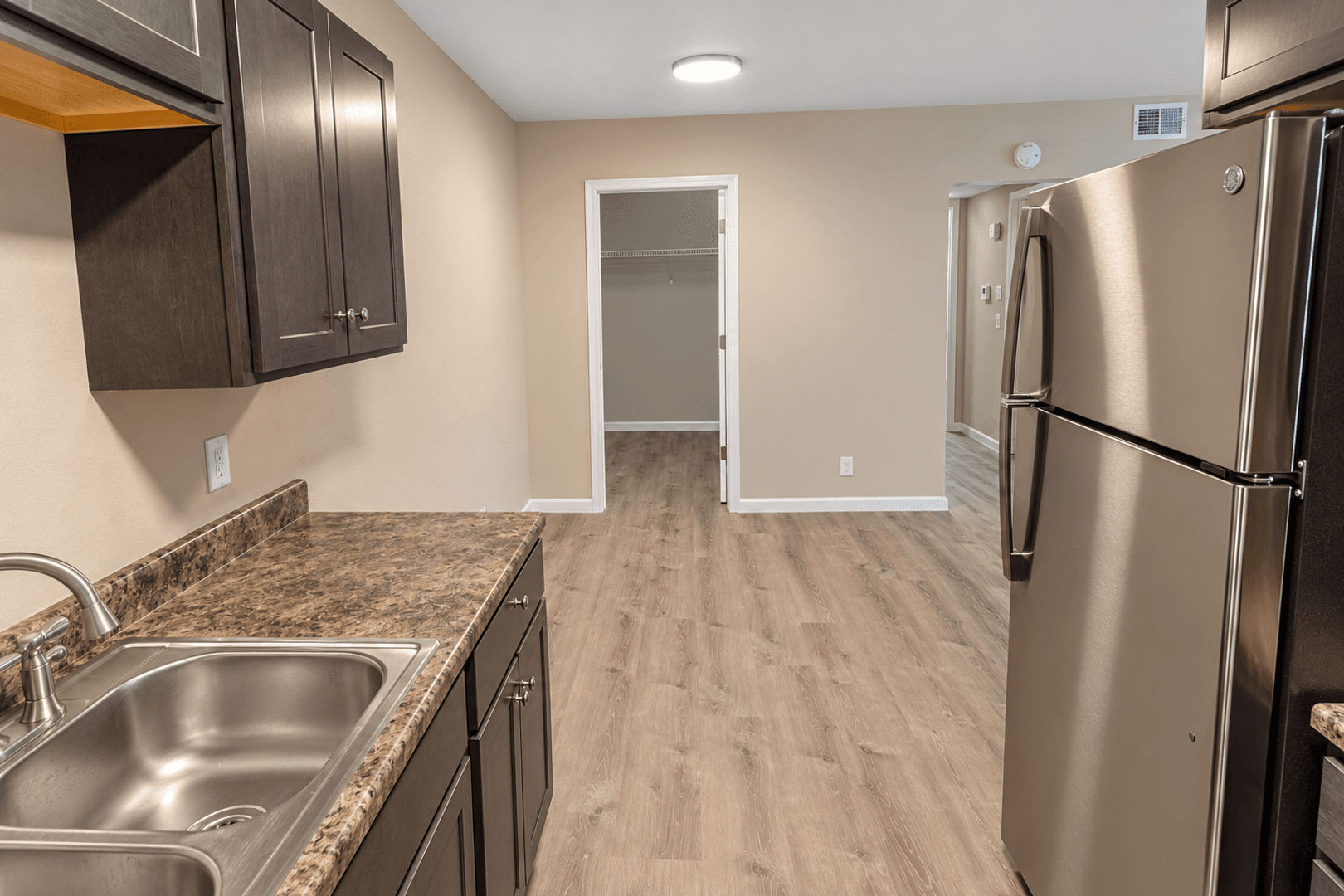 Columbia Apartment: 3408 Balboa Ln #43