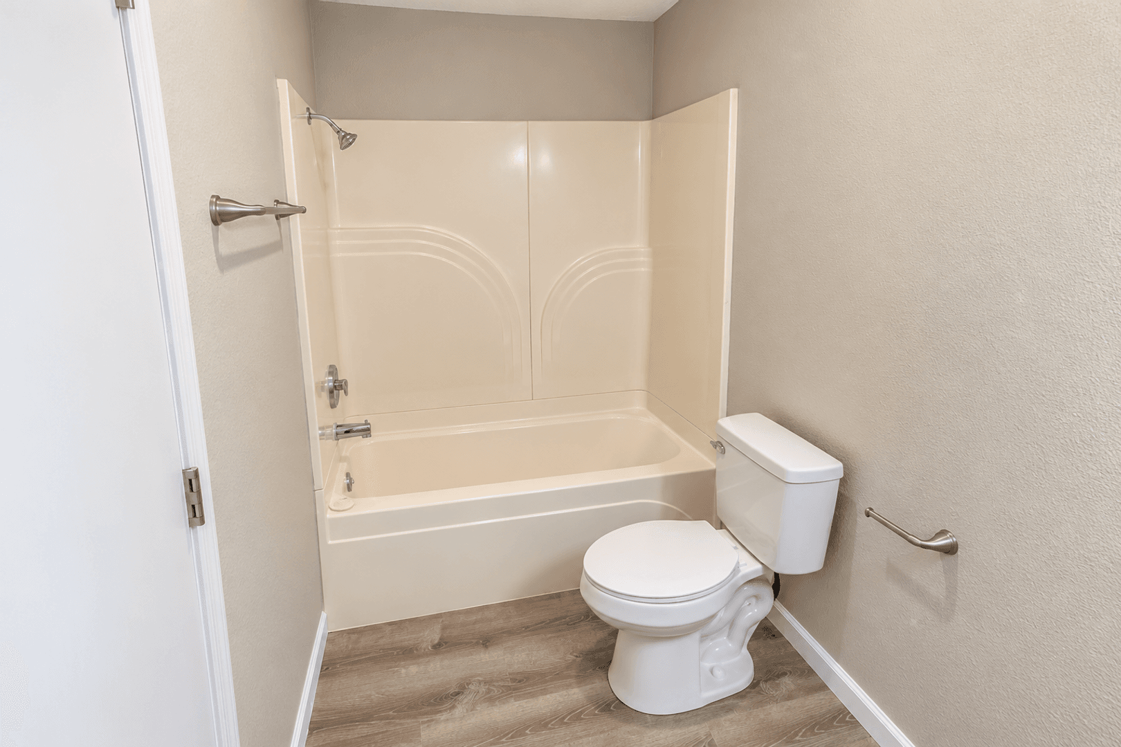Columbia Apartment: 3408 Balboa Ln #43
