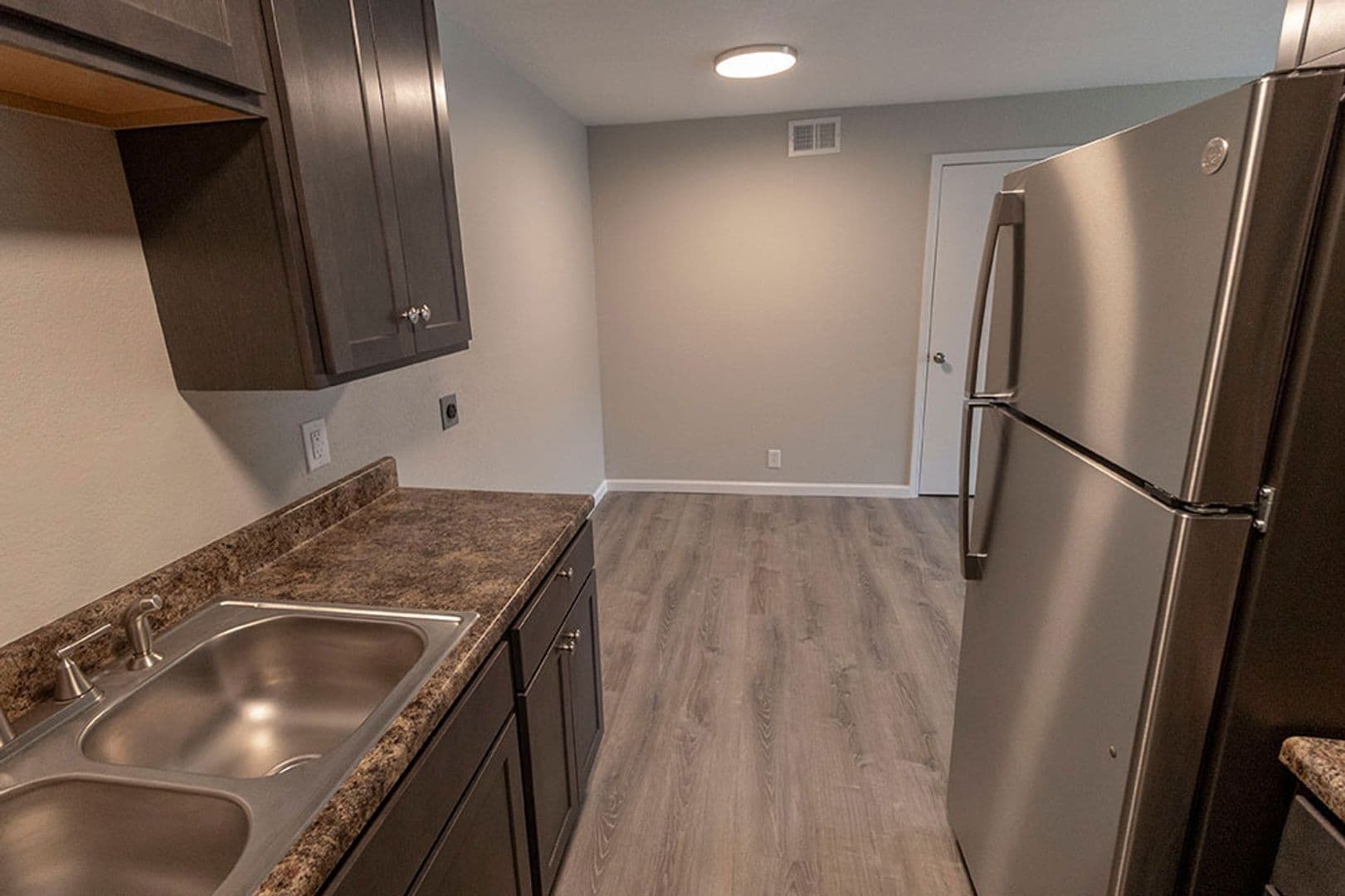 Columbia Apartment: 3408 Balboa Ln #26