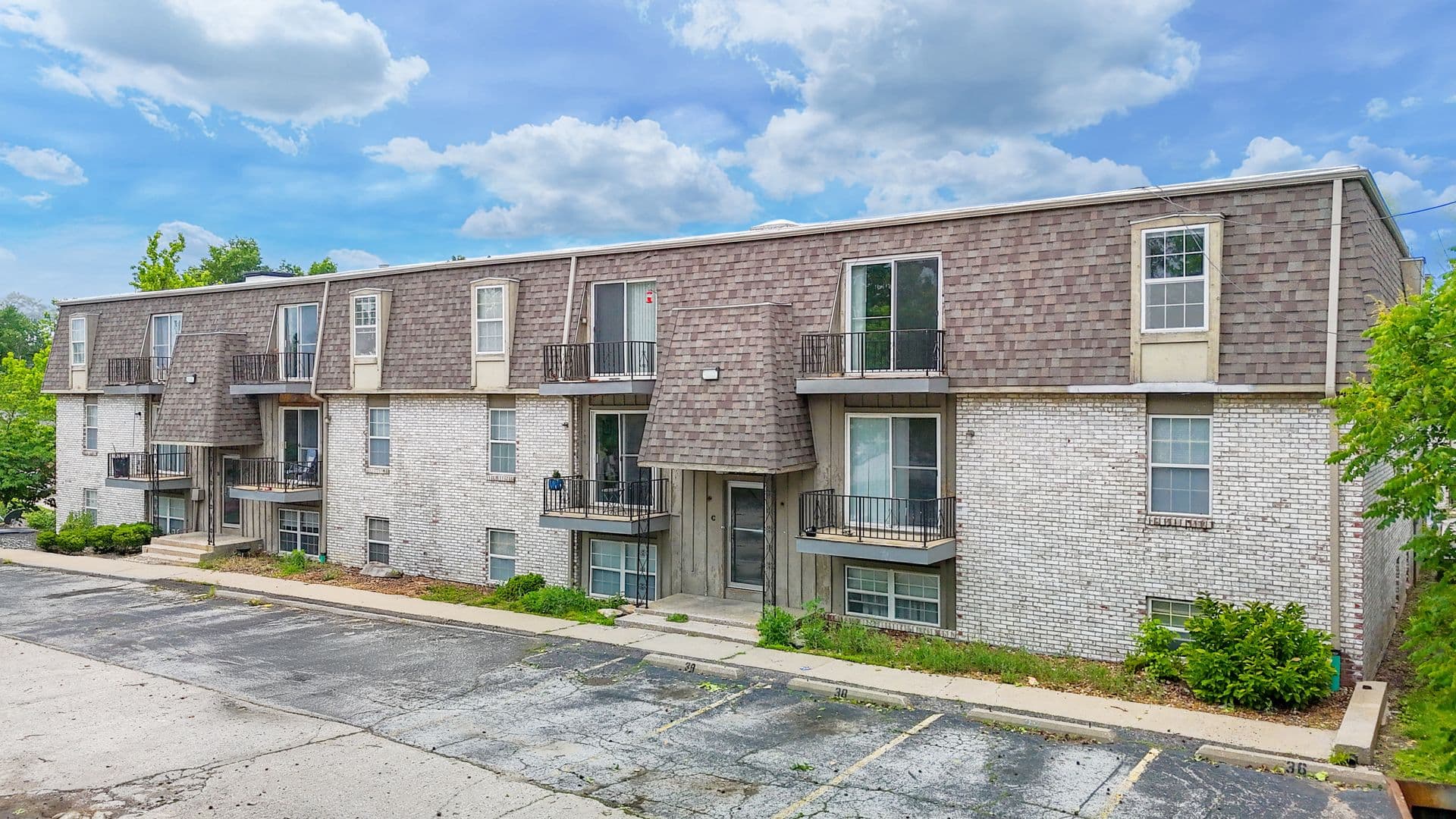 Columbia Apartment: 3408 Balboa Ln #31