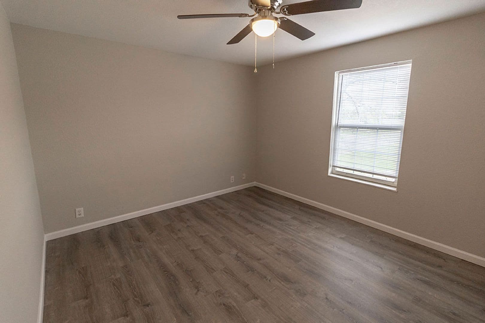 Columbia Apartment: 3408 Balboa Ln #26