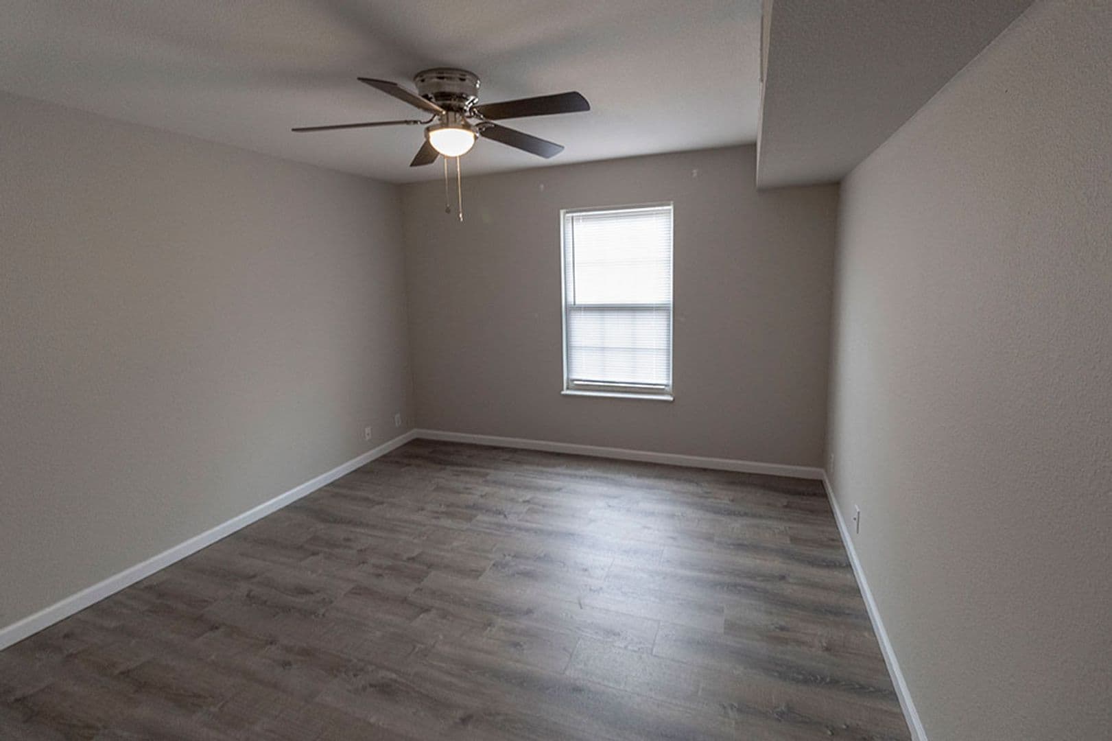 Columbia Apartment: 3408 Balboa Ln #44