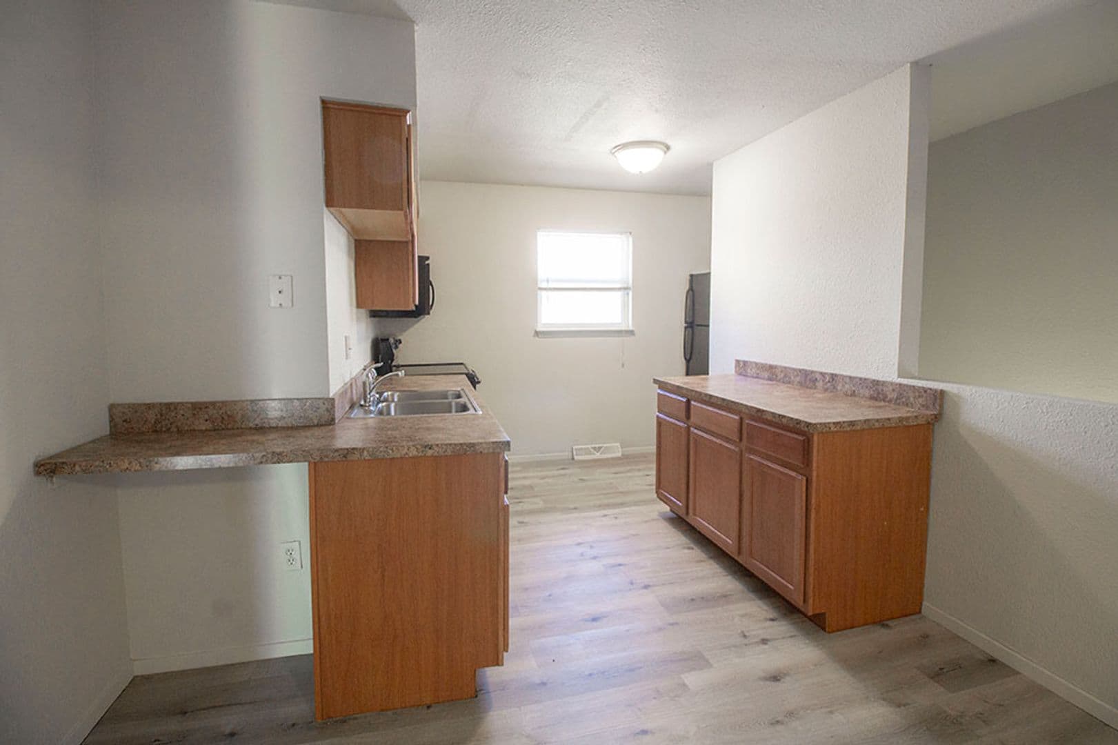 Columbia House: 1005 W Ash St