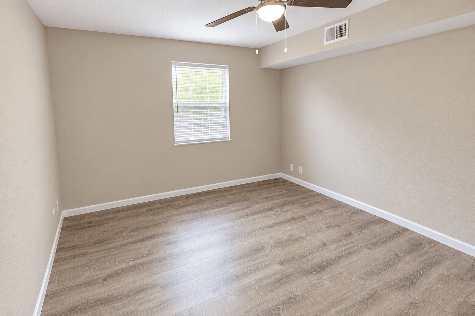 Columbia Apartment: 3408 Balboa Ln #43