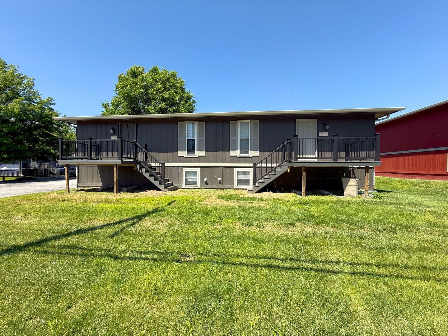 Columbia House: 1013 W Ash St