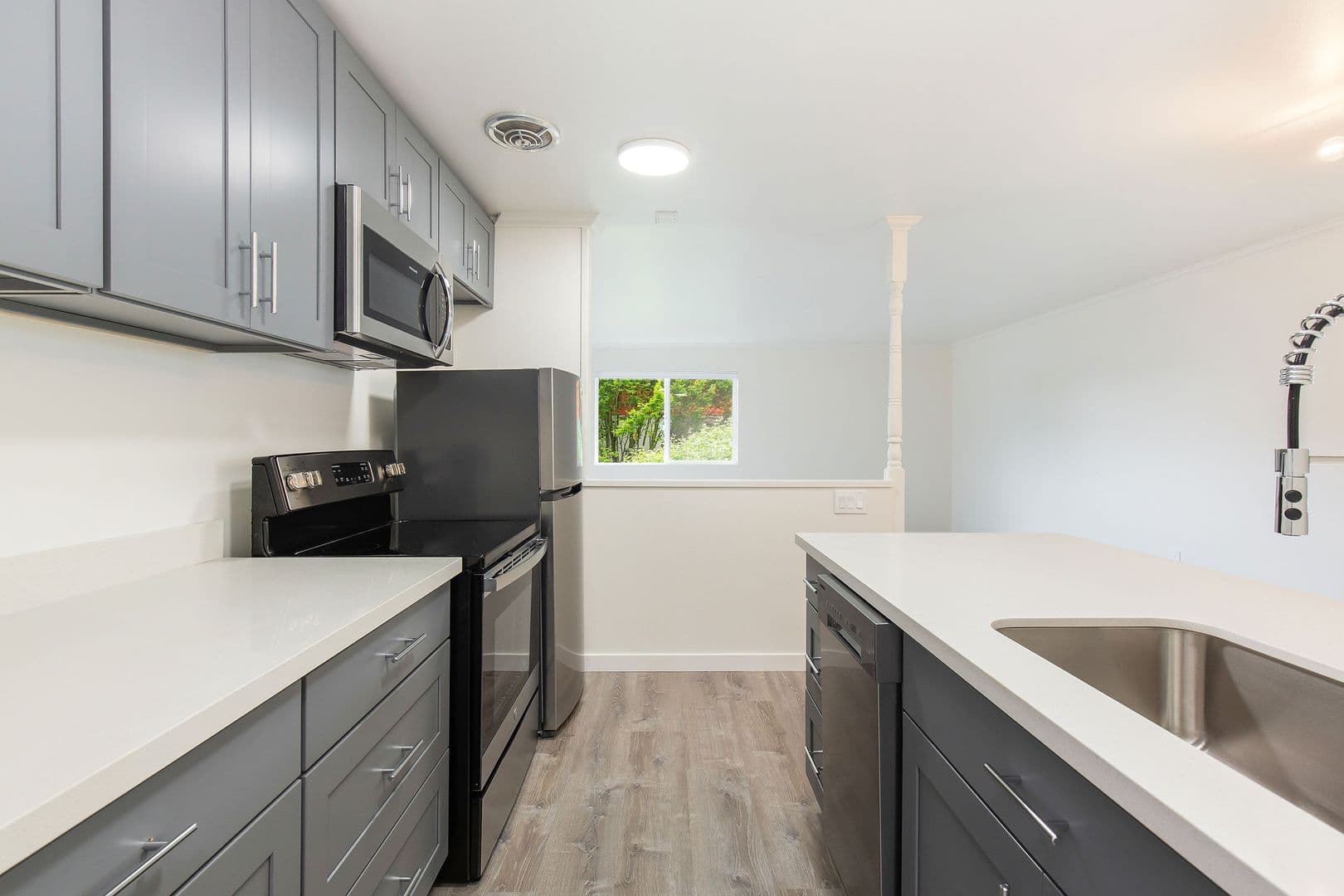 SEATTLE Apartment: 2850 15TH AVE W