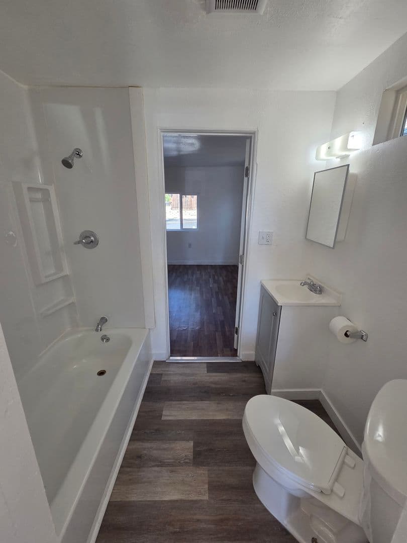 Nice House: 3714 E Highway 20, #3