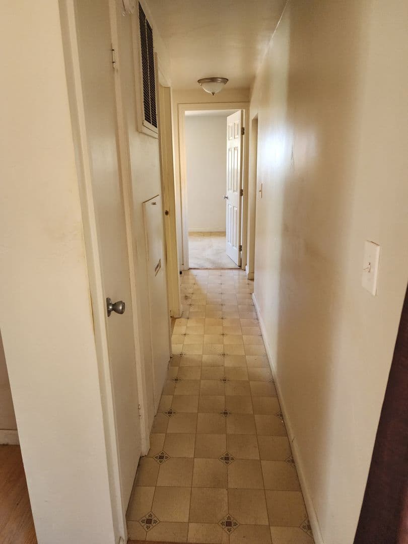 Nice House: 3221 Lee St.