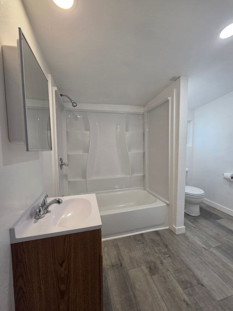 Nice House: 3714 E Highway 20, #4