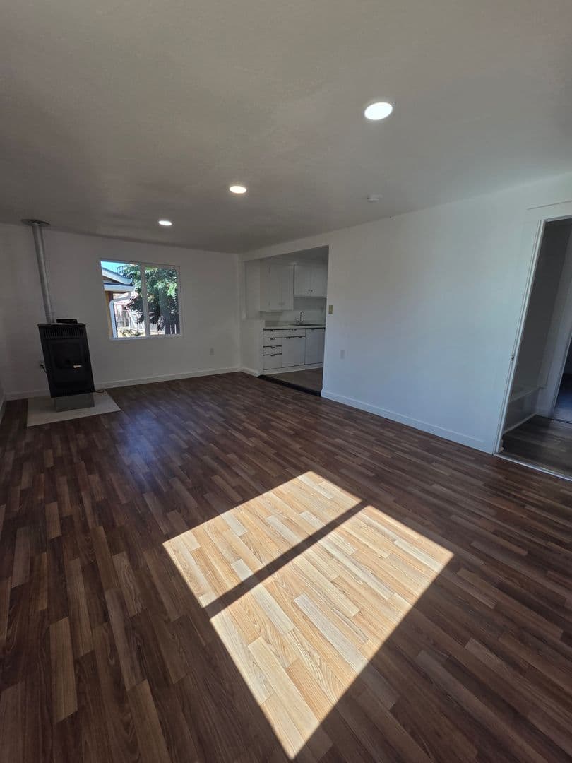Nice House: 3714 E Highway 20, #3