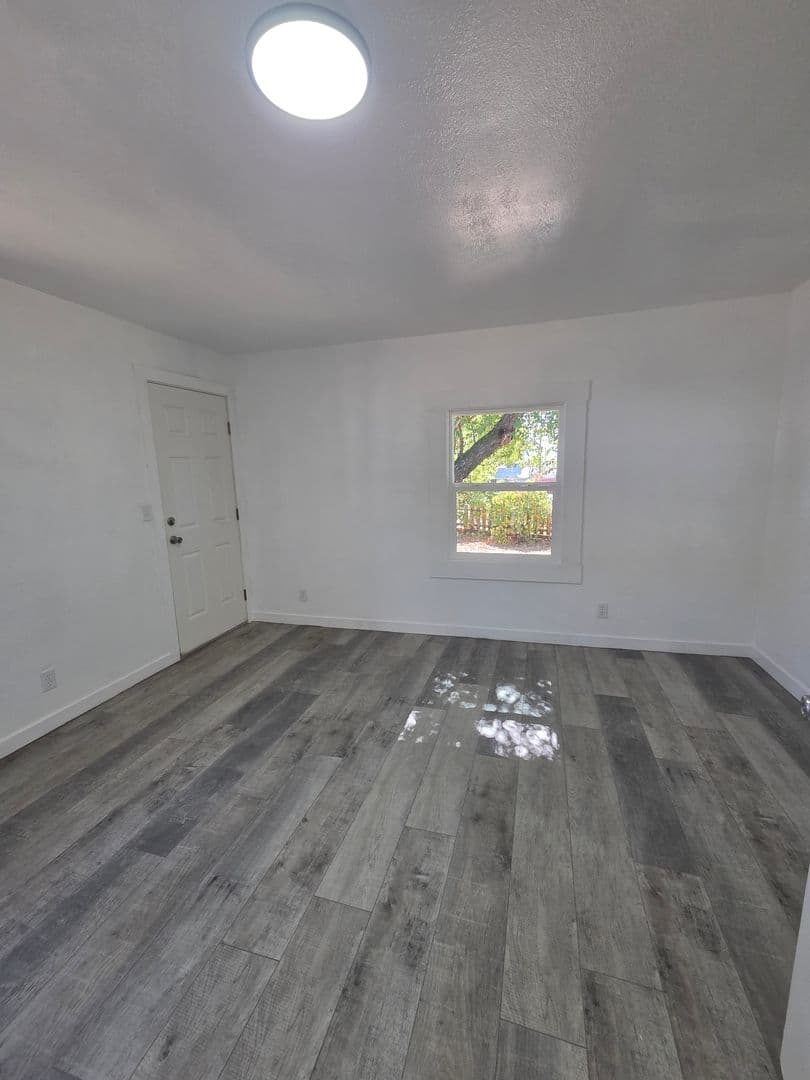 Nice House: 3714 E Highway 20, #4