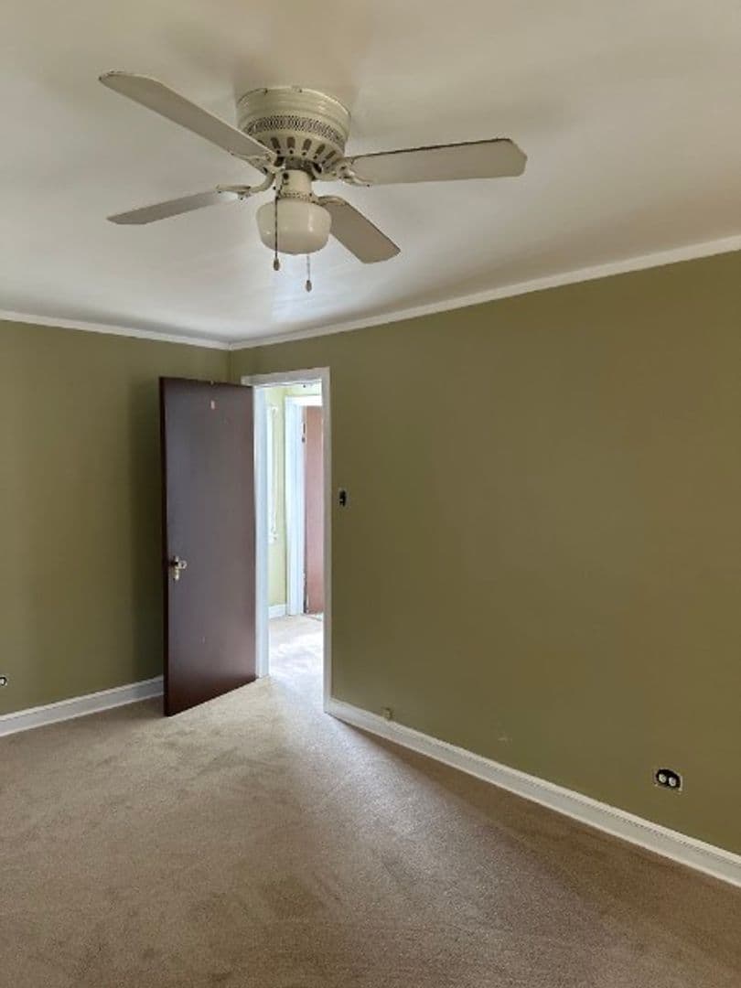 Chicago House: 8144 S Crandon