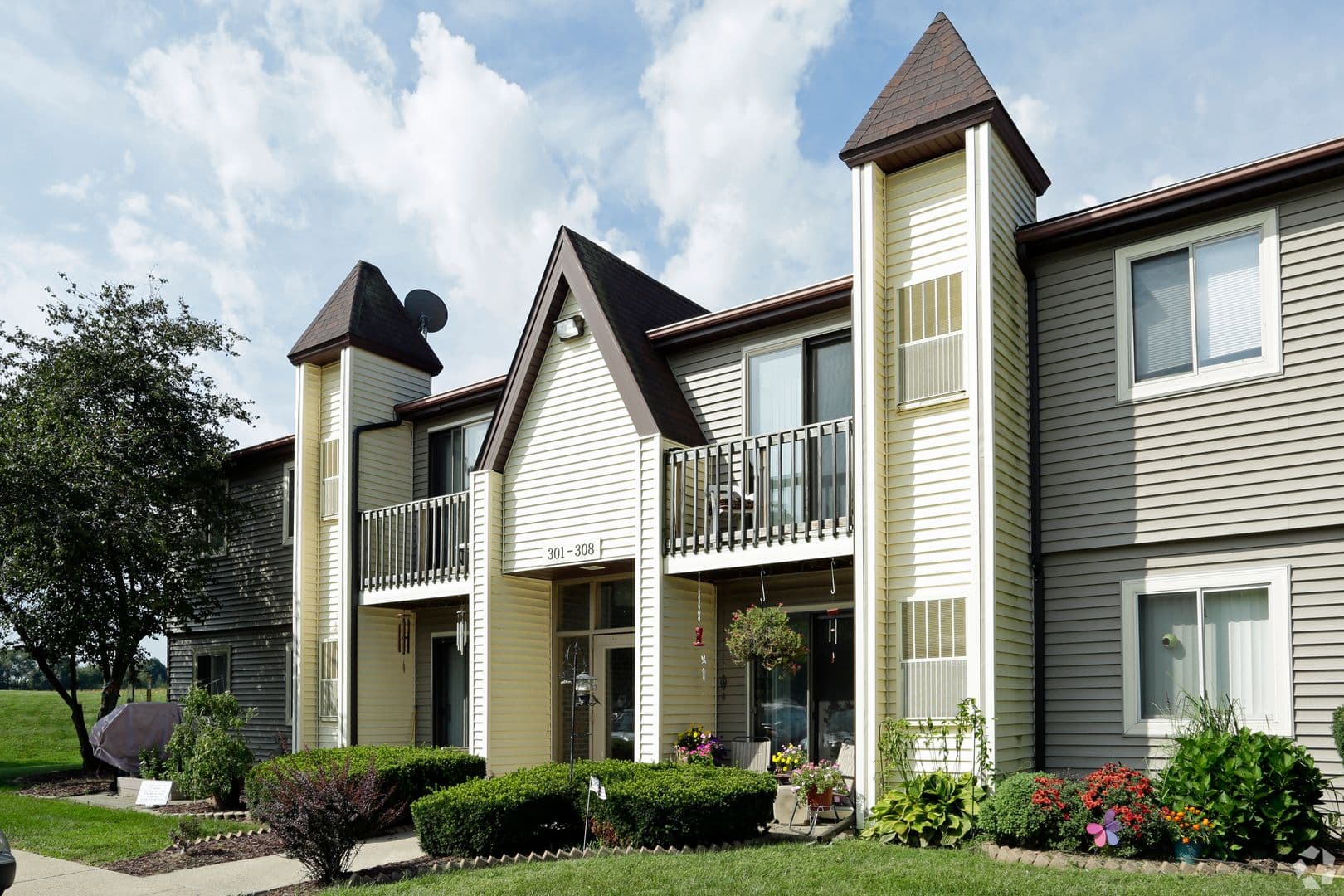 Laporte Apartment: 2400 Andrew Avenue