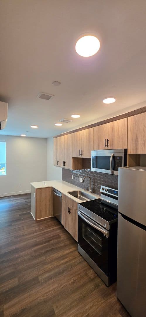 Vista Apartment: 1559 N. Santa Fe Avenue