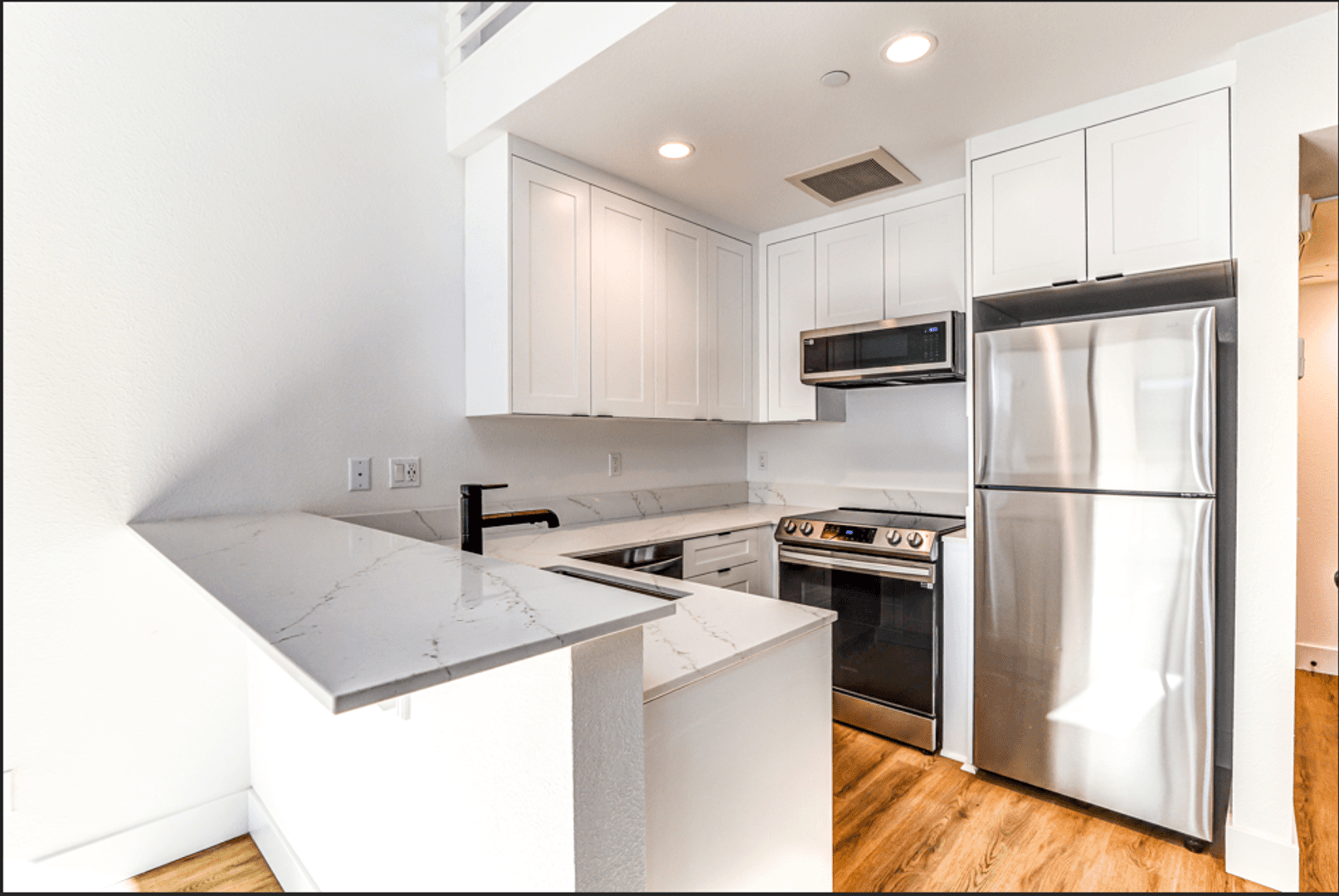 La Jolla Apartment: 7606 Girard Avenue