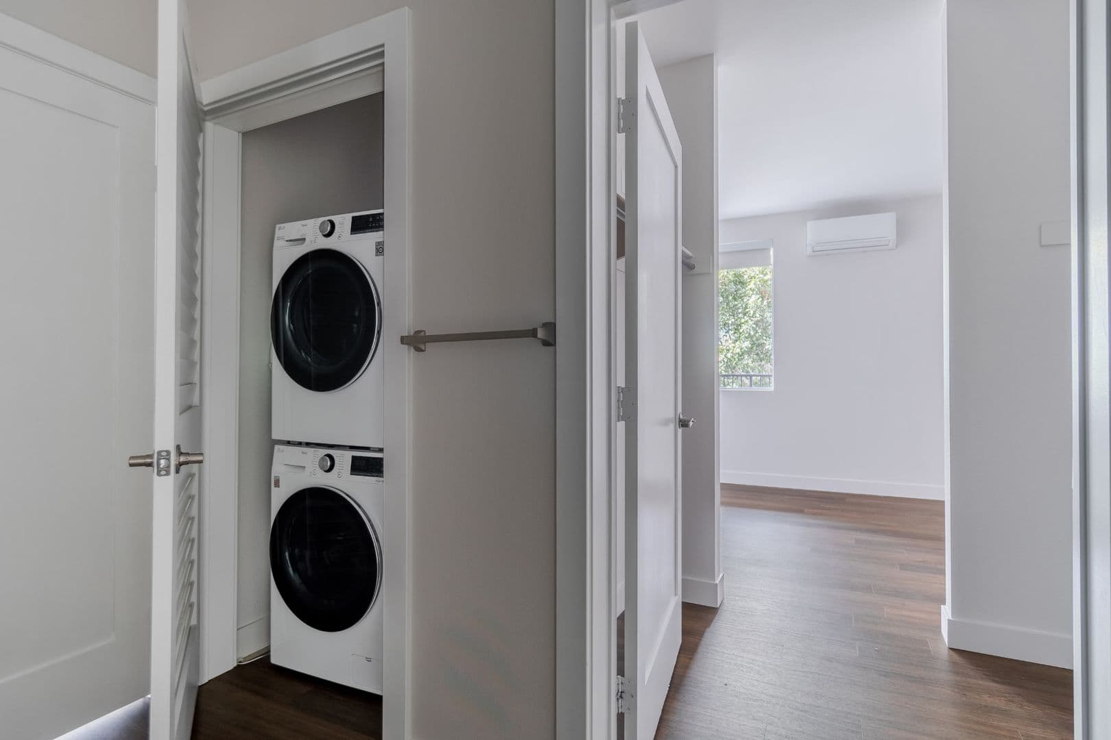 Vista Apartment: 1559 N. Santa Fe Avenue