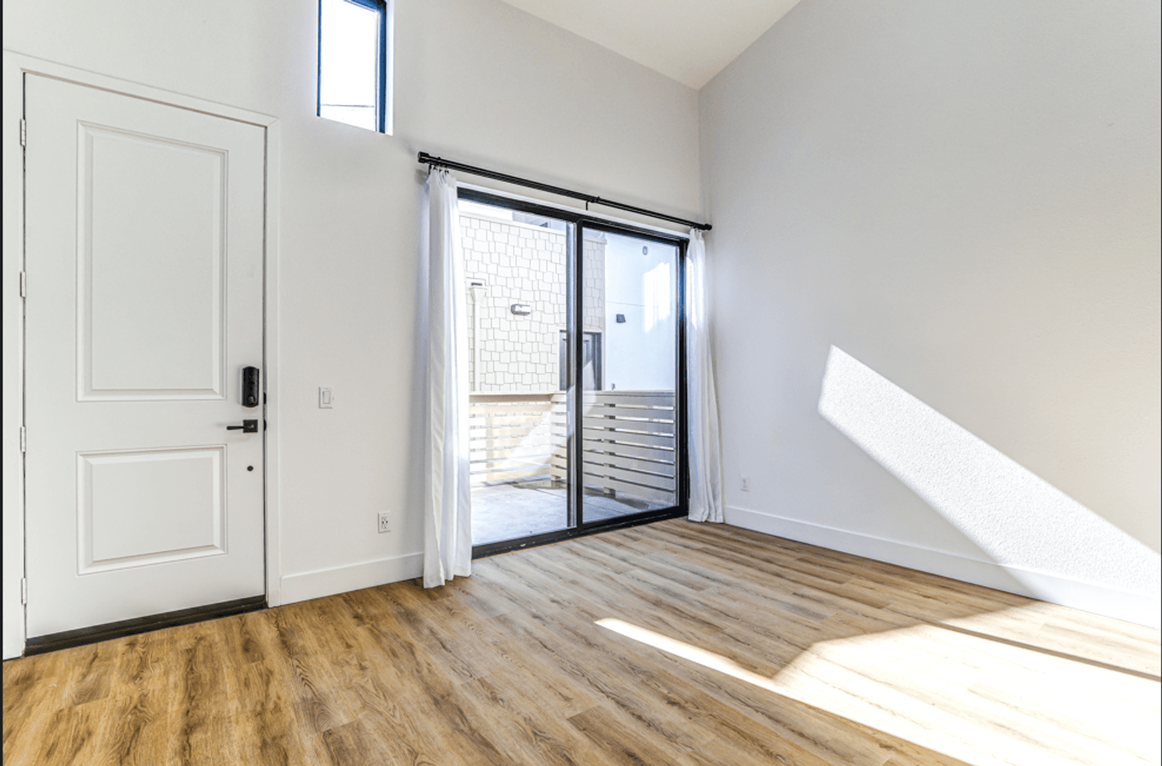 La Jolla Apartment: 7606 Girard Avenue