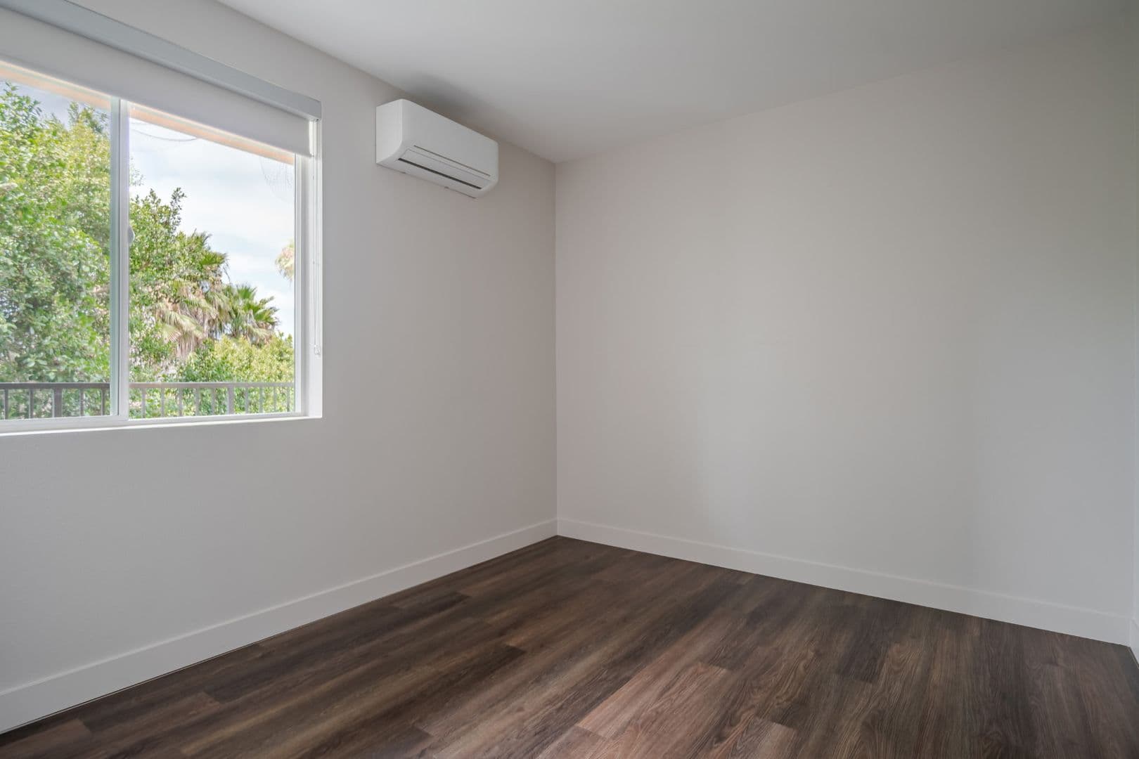 Vista Apartment: 1559 N. Santa Fe Avenue