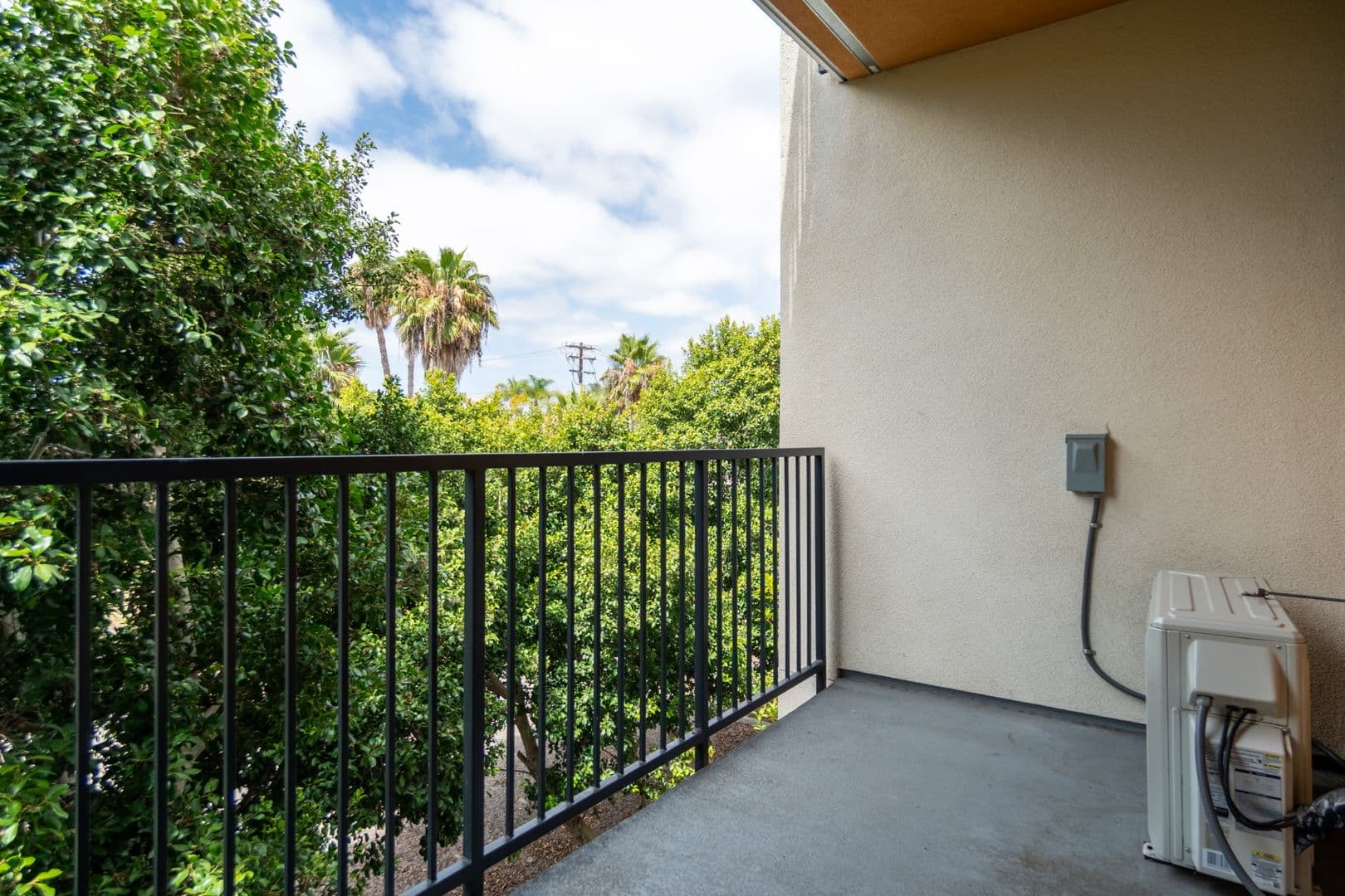Vista Apartment: 1559 N. Santa Fe Avenue