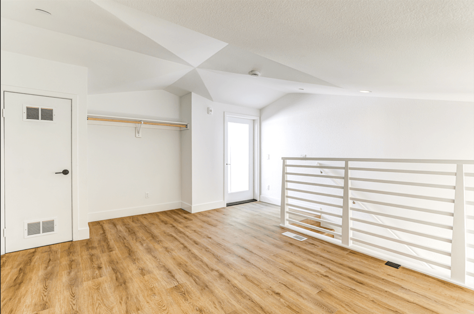 La Jolla Apartment: 7606 Girard Avenue