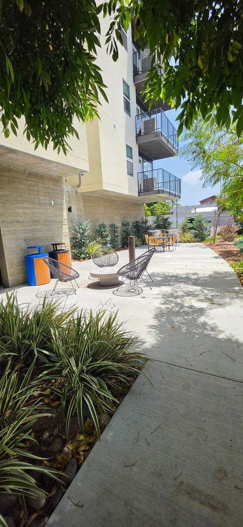Vista Apartment: 1559 N. Santa Fe Avenue