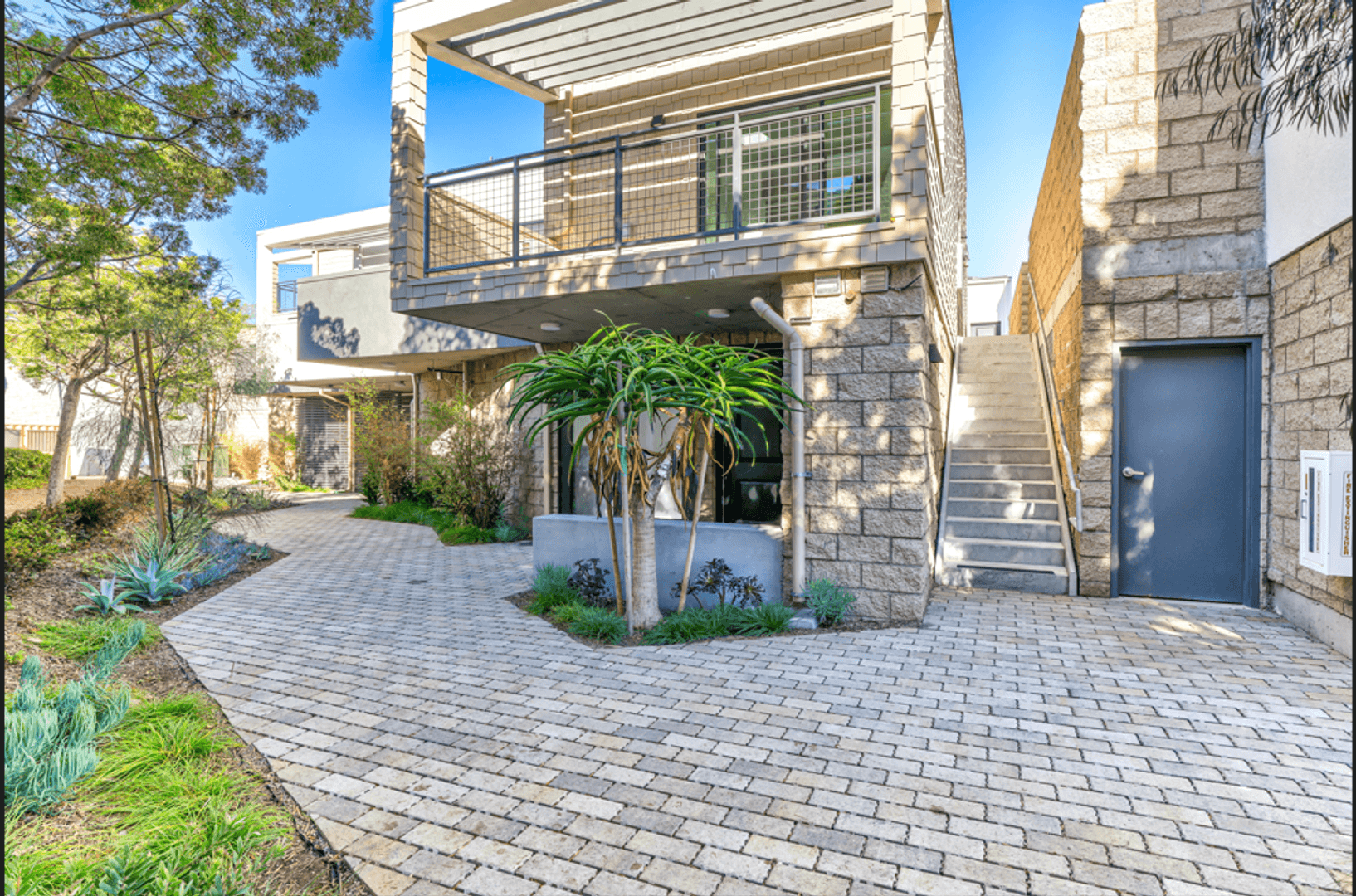 La Jolla Apartment: 7606 Girard Avenue