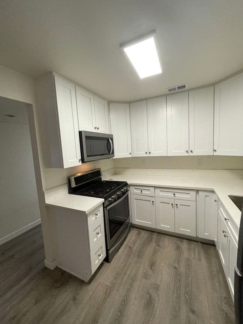 Oceanside Apartment: 707 - 709 Eaton Street