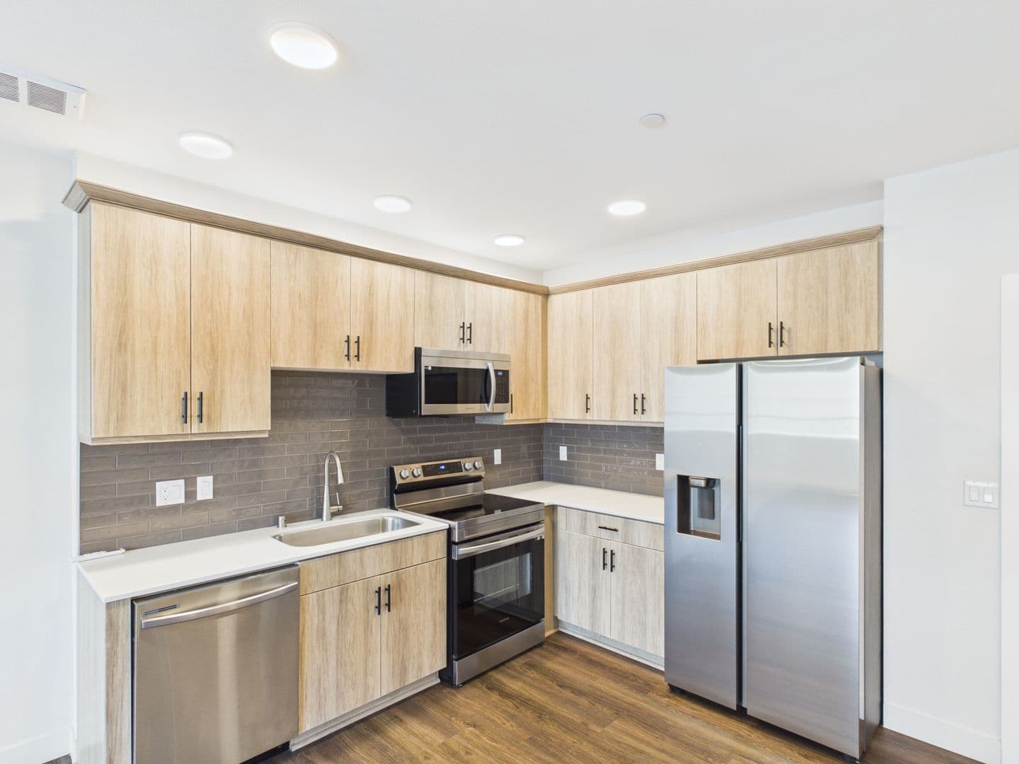 Vista Apartment: 1559 N. Santa Fe Avenue