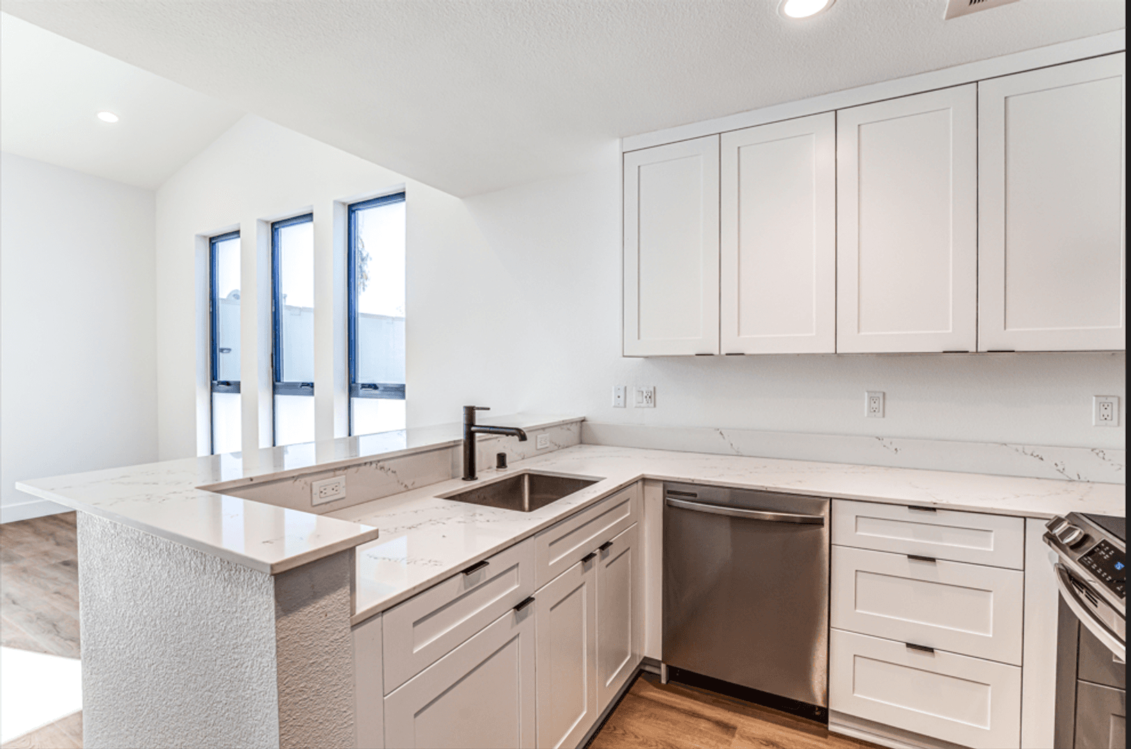 La Jolla Apartment: 7606 Girard Avenue