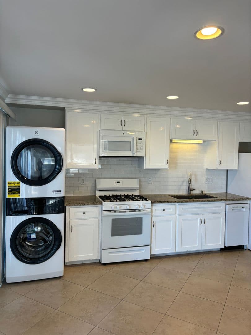 Imperial Beach Apartment: 642 Ocean Lane