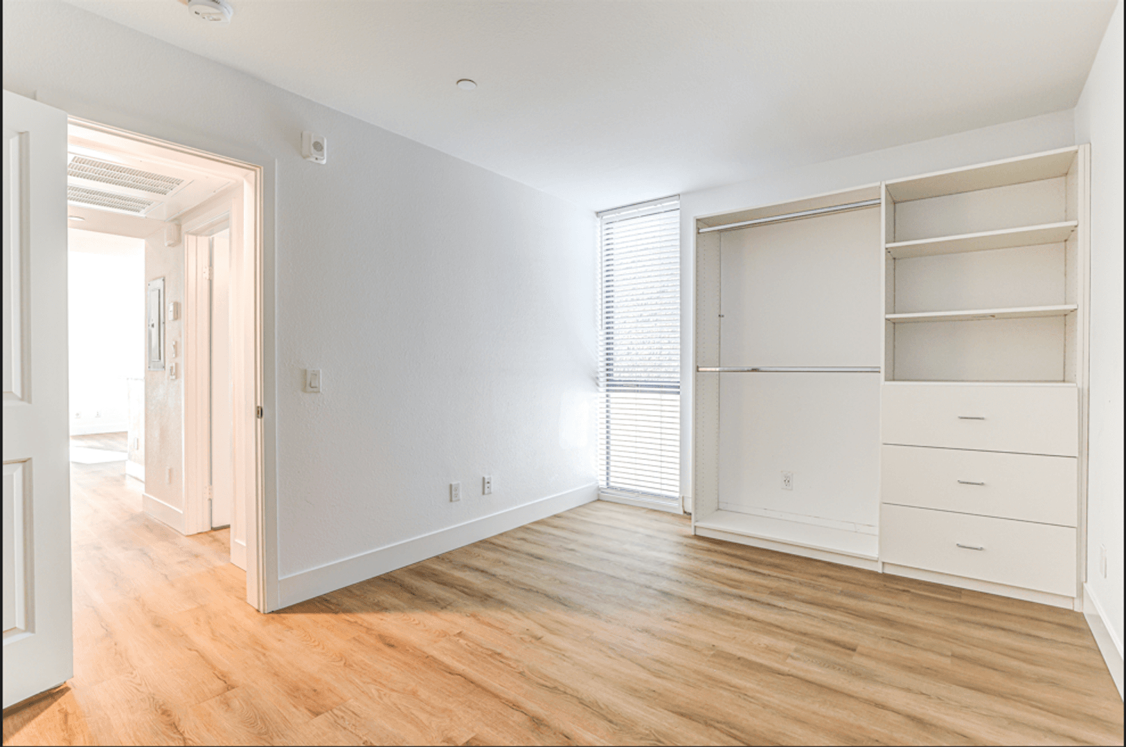 La Jolla Apartment: 7606 Girard Avenue