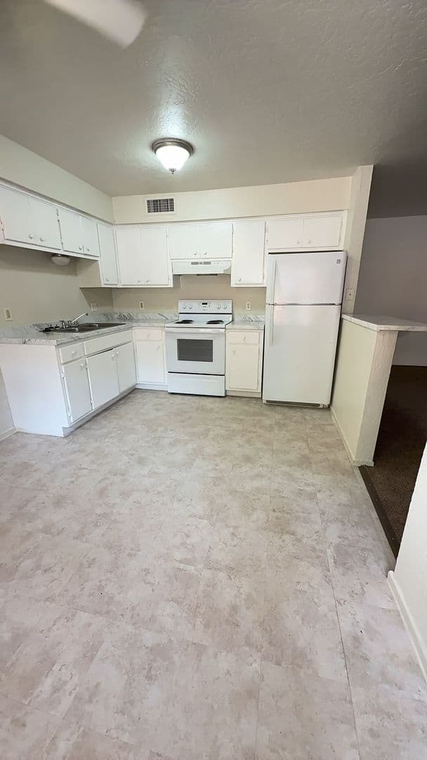 Yuma Apartment: Lothlorien Apts.