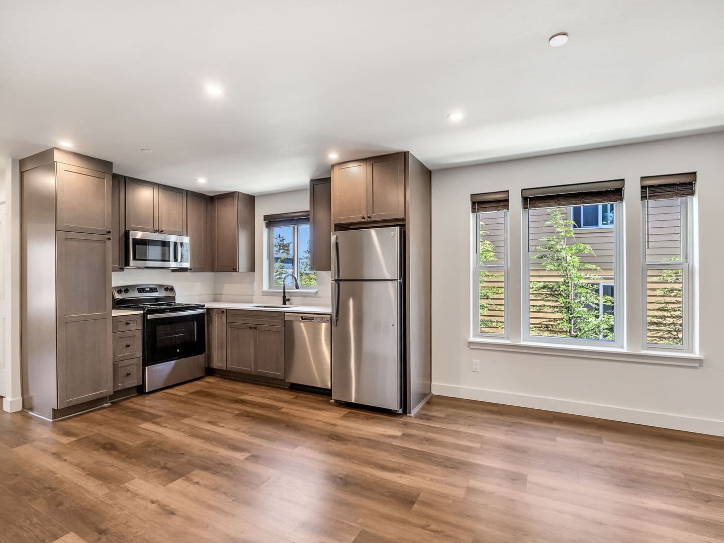 Warrenton Apartment: 1313, 1315, 1317 SE Jetty Ave
