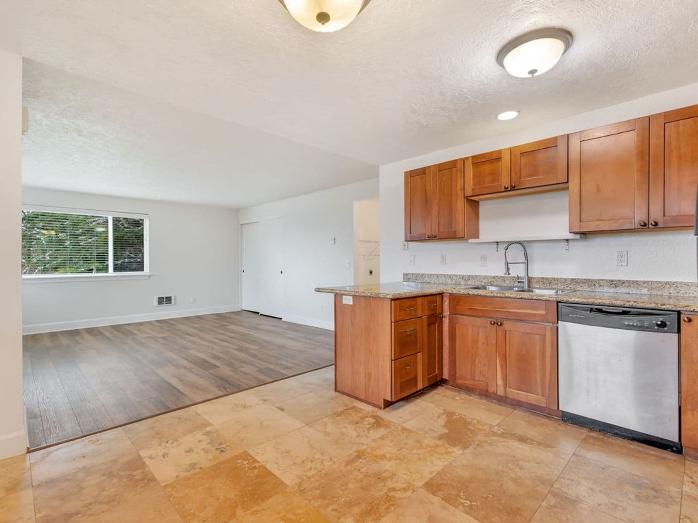 Seaside Apartment: 1601 Broadway St.