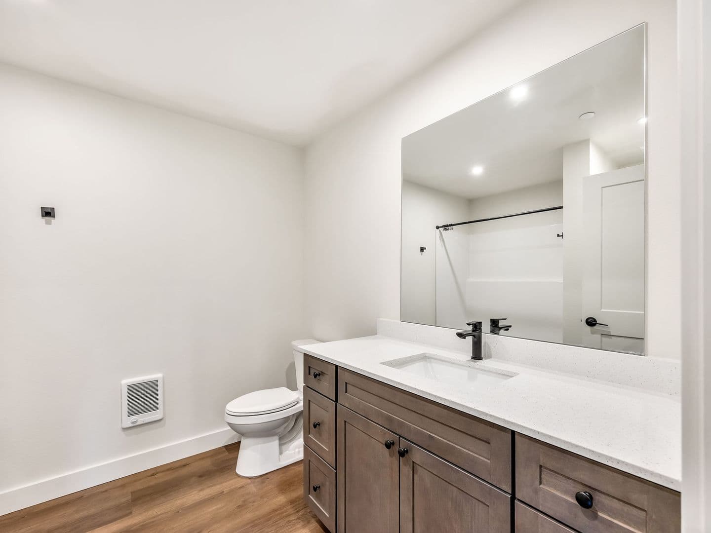 Warrenton Apartment: 1313, 1315, 1317 SE Jetty Ave
