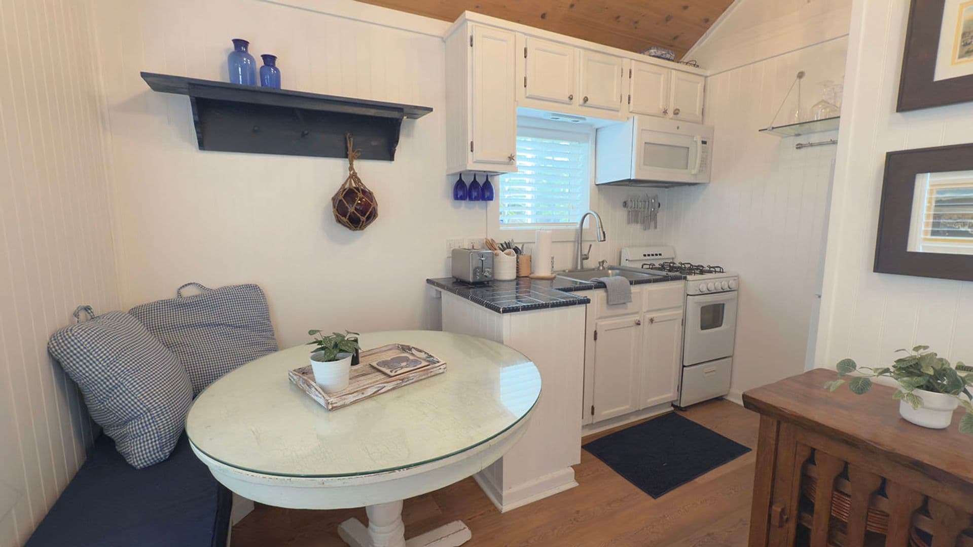 Seaside House: 314 4th Ave #5