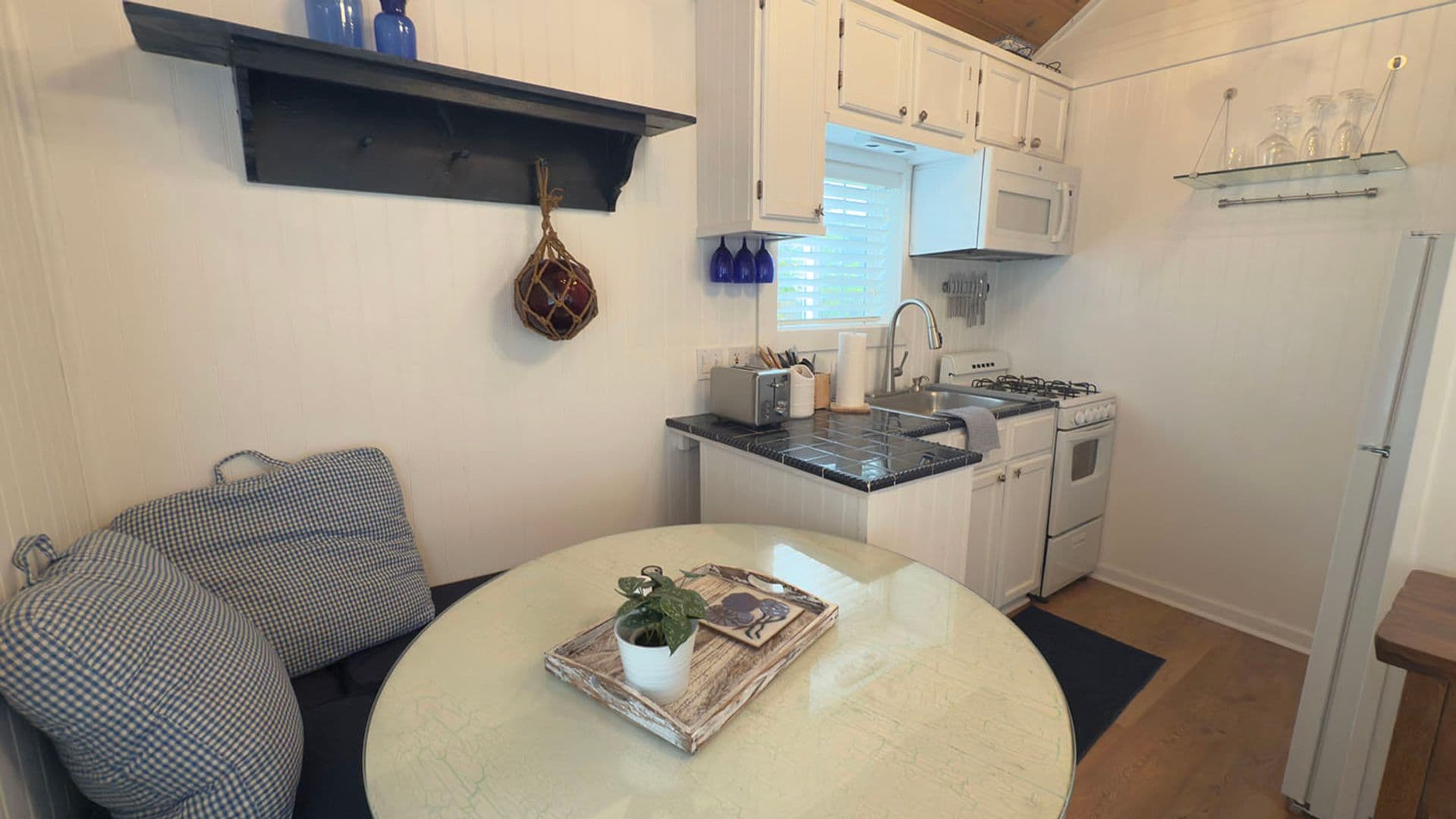 Seaside House: 314 4th Ave #5