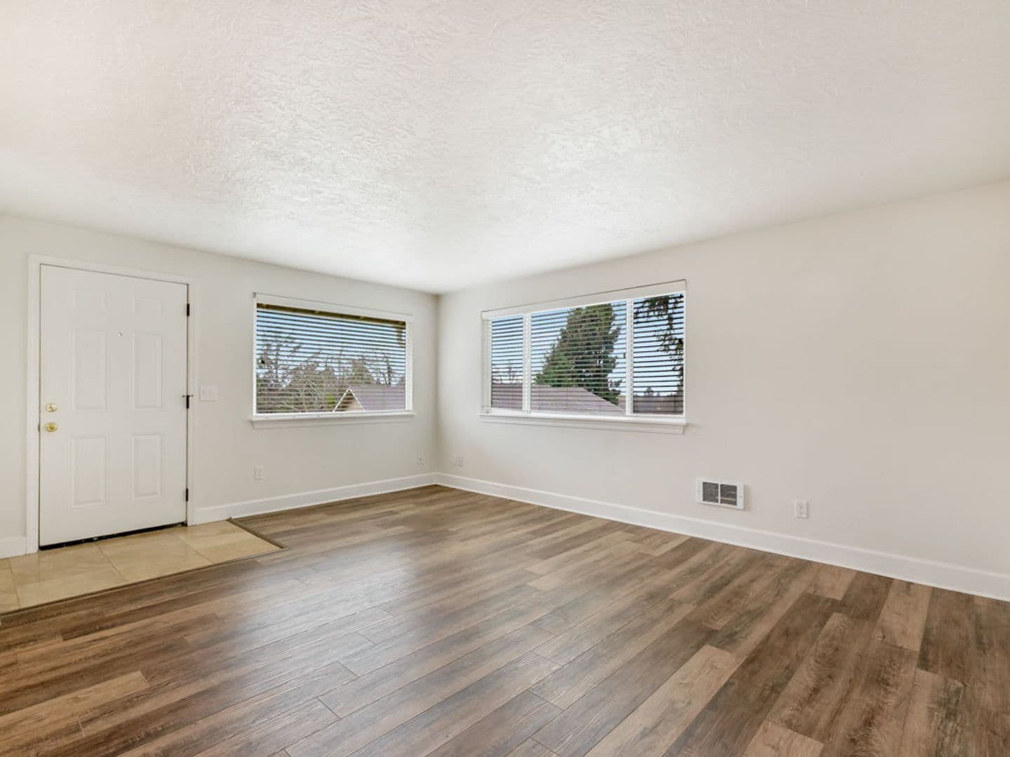 Seaside Apartment: 1601 Broadway St.