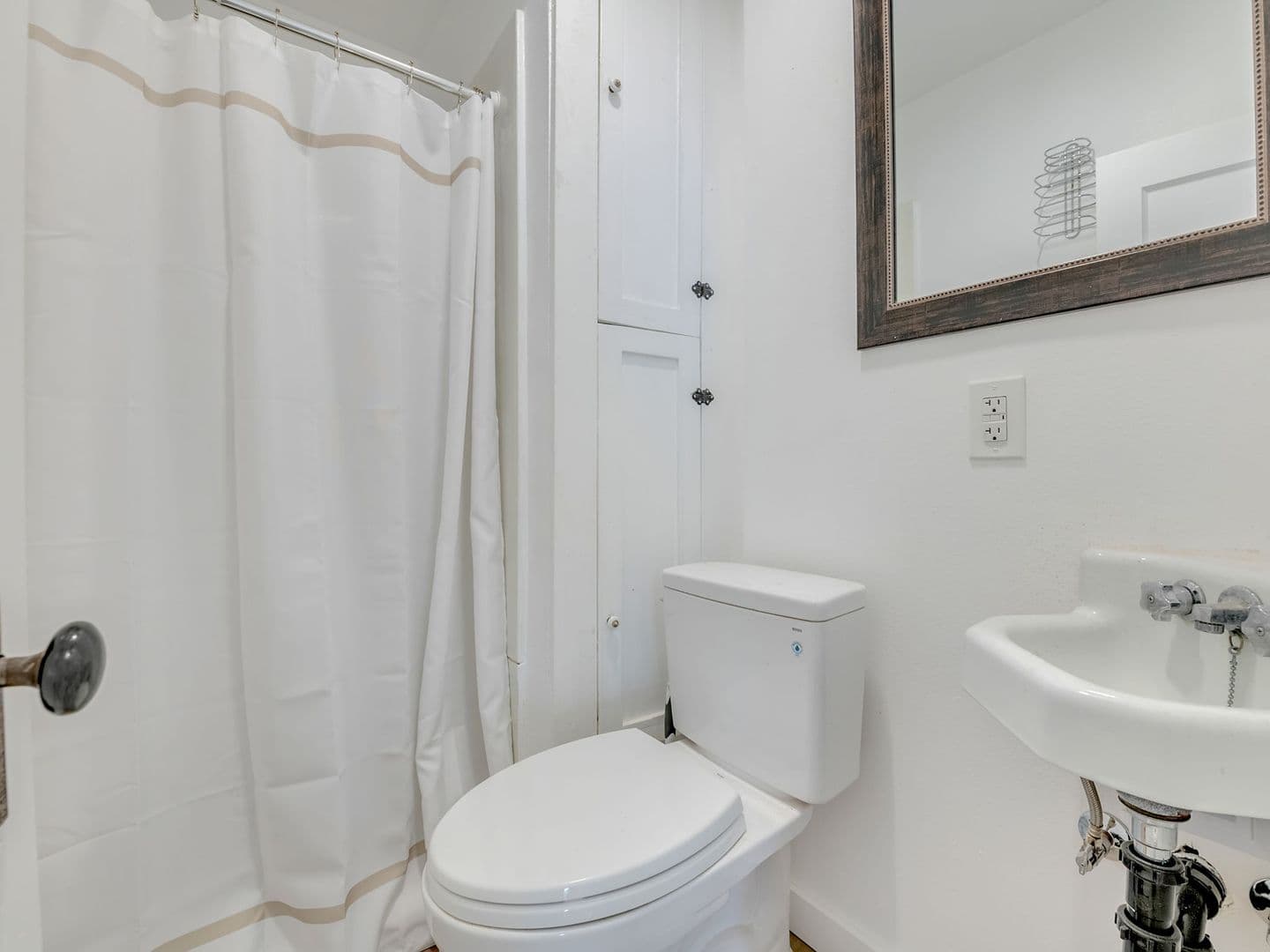 Astoria House: 70 W Bond St.