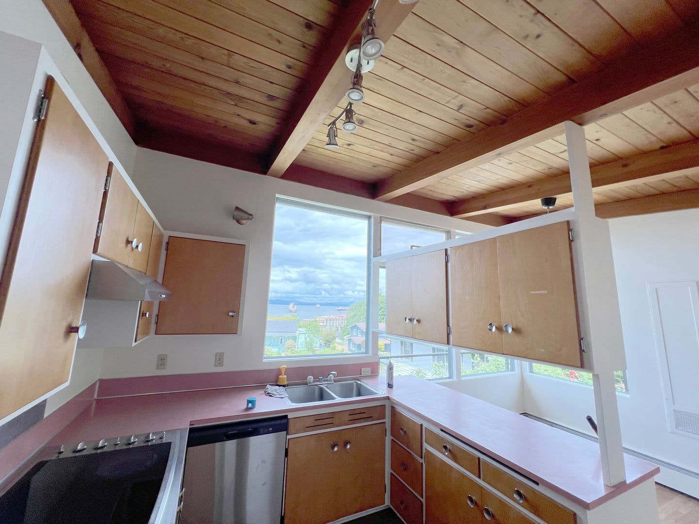 Astoria House: 496 37th St.