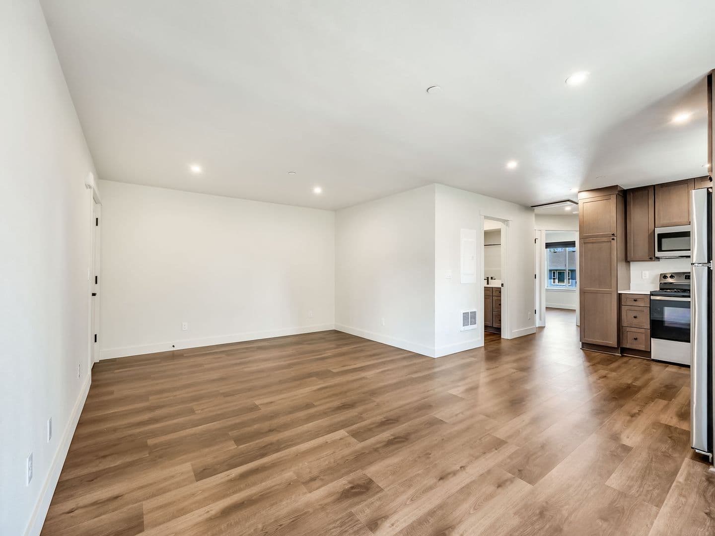Warrenton Apartment: 1313, 1315, 1317 SE Jetty Ave