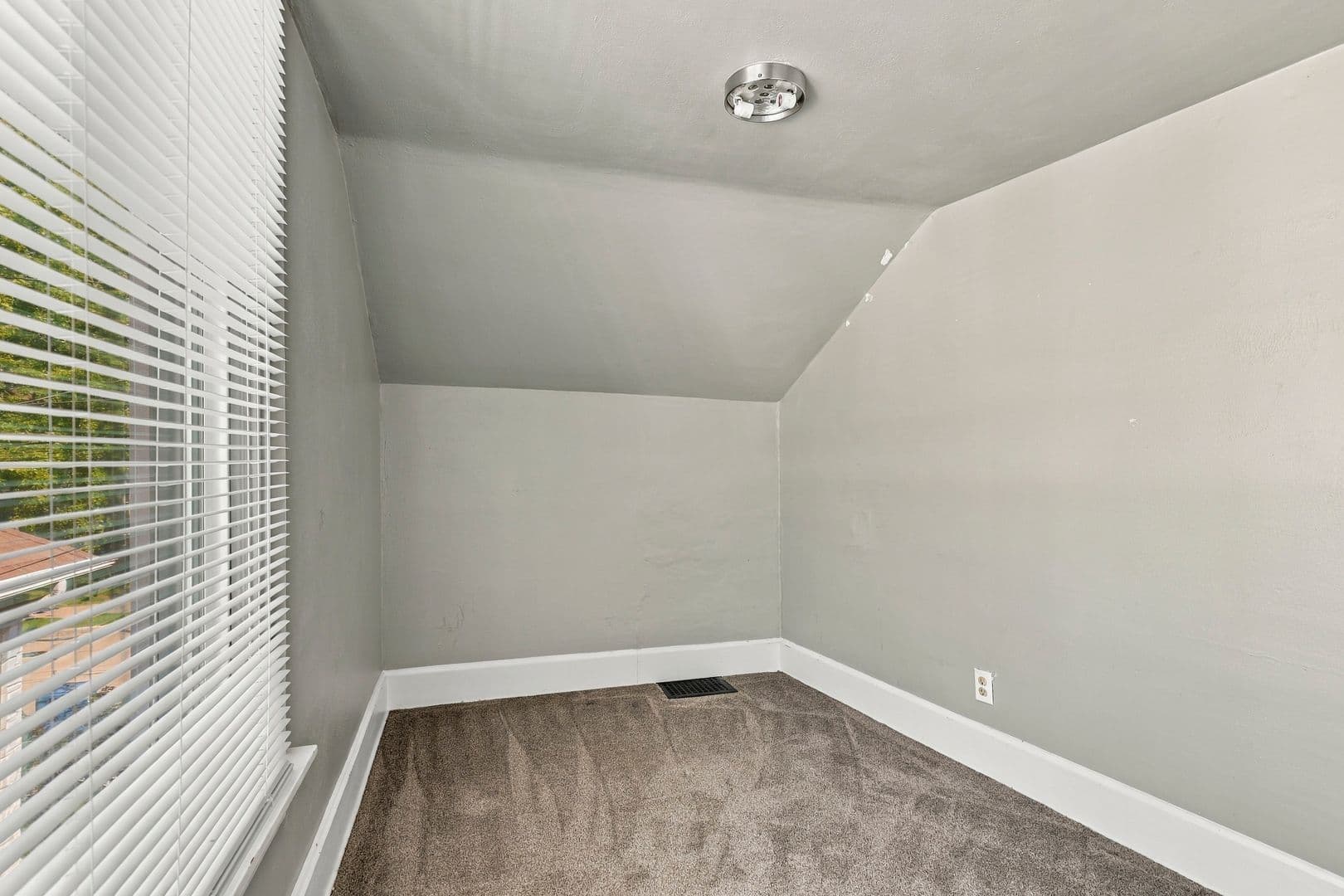 Oshkosh House: 333 Saratoga Avenue