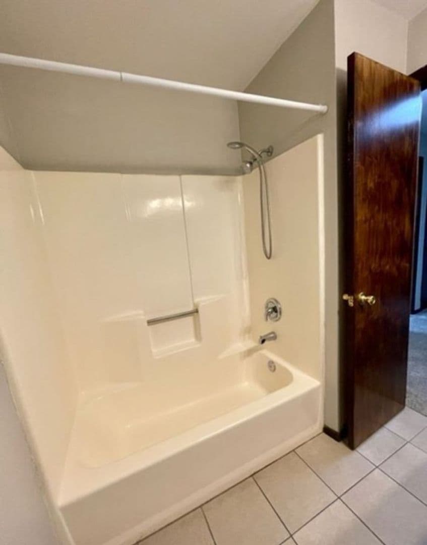 Appleton Apartment: 1352 W. Hiawatha Drive