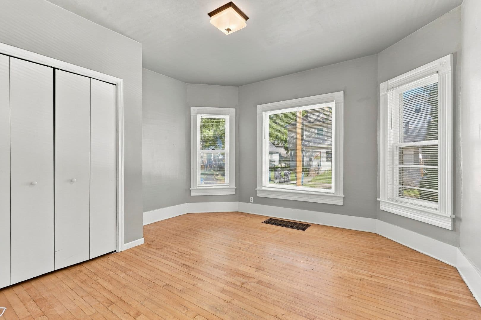 Oshkosh House: 333 Saratoga Avenue