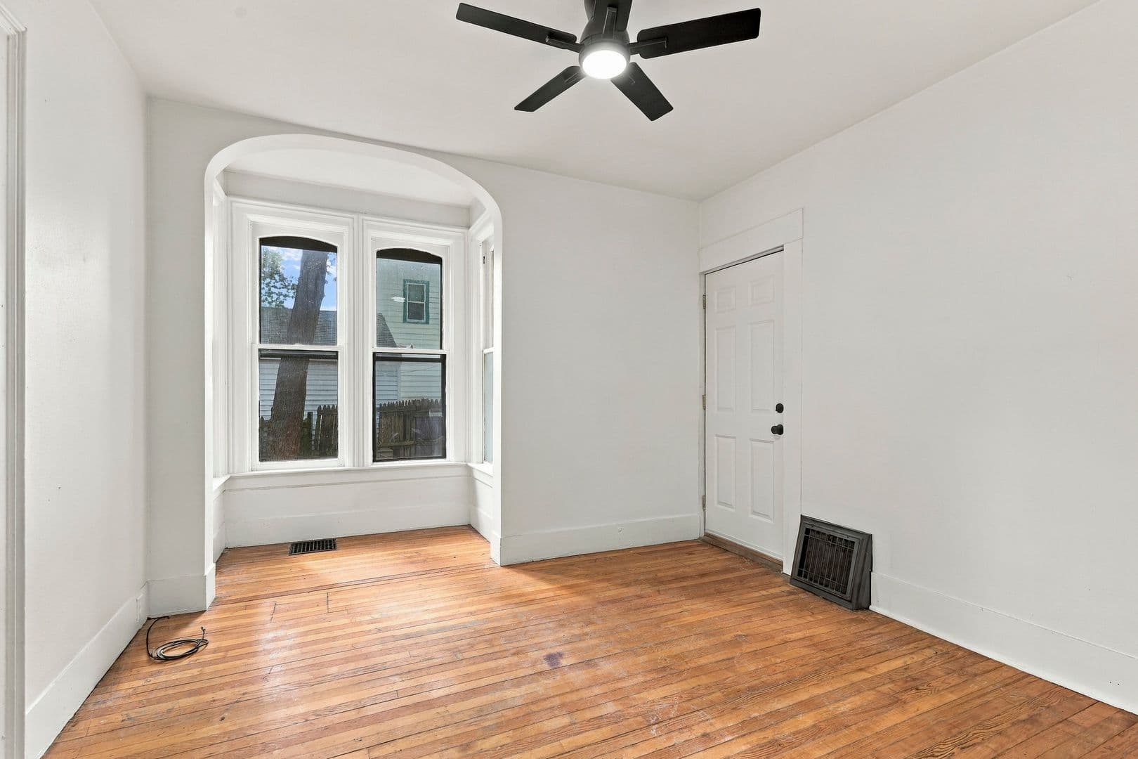 Oshkosh Apartment: 584 Mount Vernon Street