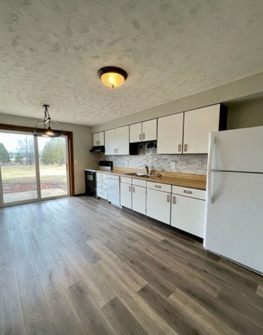 Appleton Apartment: 1352 W. Hiawatha Drive